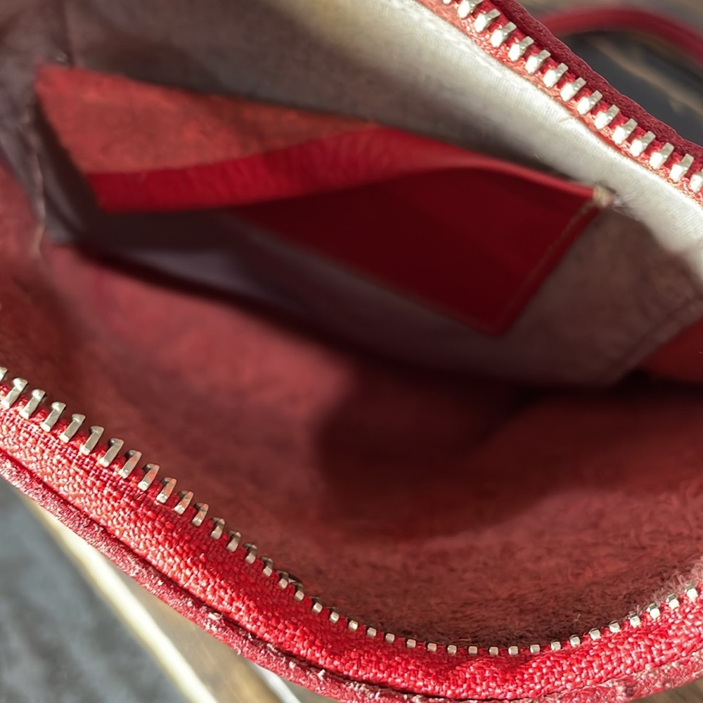Roots pebbled leather red purse with long crossbody strap.  Made in Canada - Picture 10 of 17